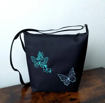 Vyšívaná crossbody kabelka z pevné kočárkoviny