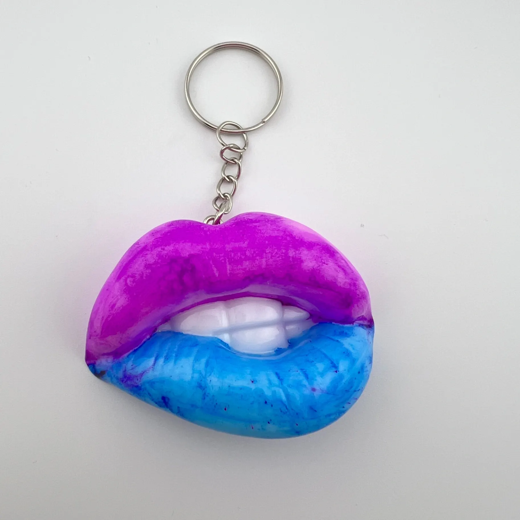 Přívěsek, pryskyřice, pusinka, fialovo modrá neon 1