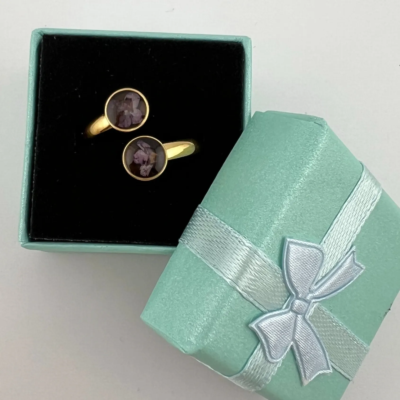 Prsten, pryskyřice, kulatý, zlatý, květy 2